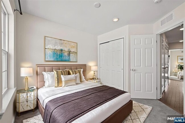 Building Photo - 9 Landmark Ln