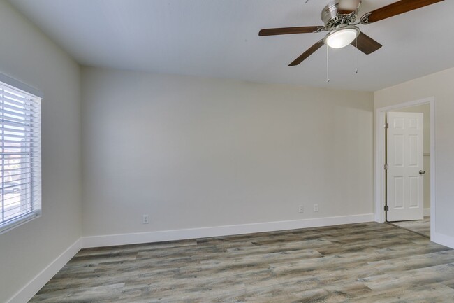 Building Photo - Stylish 2-Bedroom Townhome in Henderson!