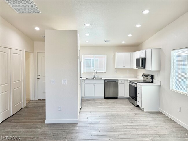 Building Photo - 2480 E Ambush St