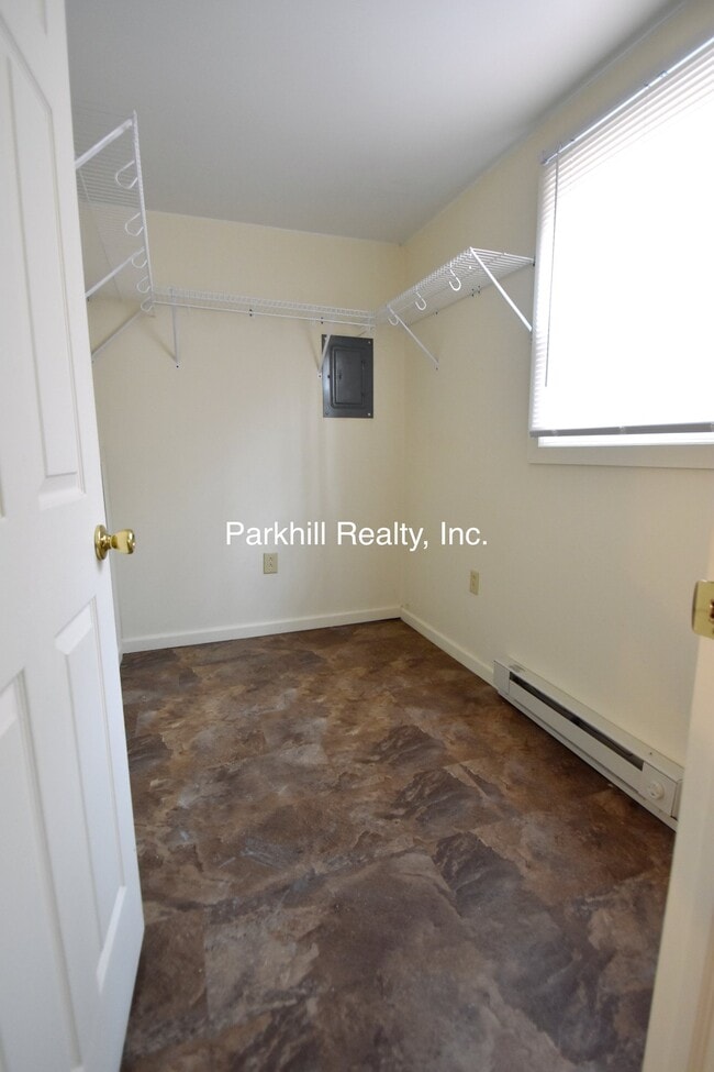 Building Photo - 10 Oakwood Dr