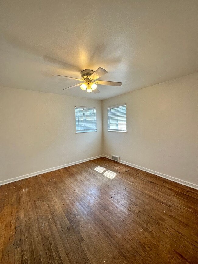 Building Photo - Awesome ranch style home 2bed+2offices 2ba...