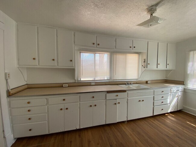 Building Photo - Spacious 3-Bedroom