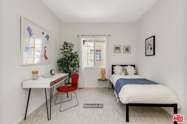 Building Photo - 850 N Poinsettia Pl