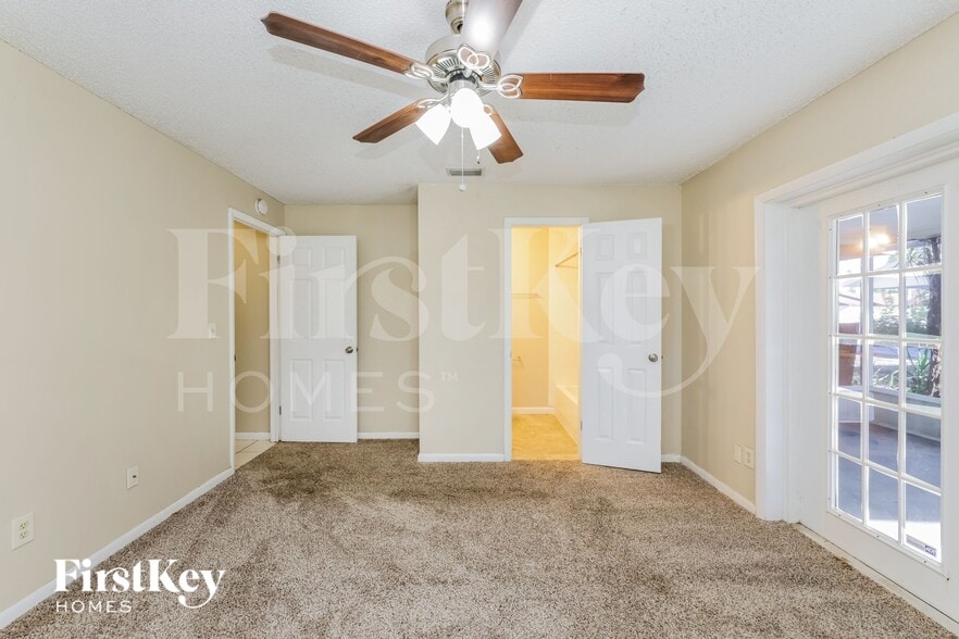 Building Photo - 4301 Tarpon Dr SE