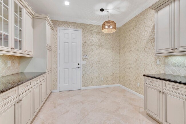 Building Photo - 100 W Prive Cir