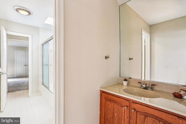 Building Photo - 9939 Bentcross Dr