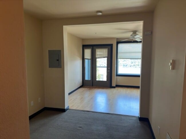 Building Photo - Ideally Located Seattle Open 1 Bed Unit w/ Breathtaking Views!