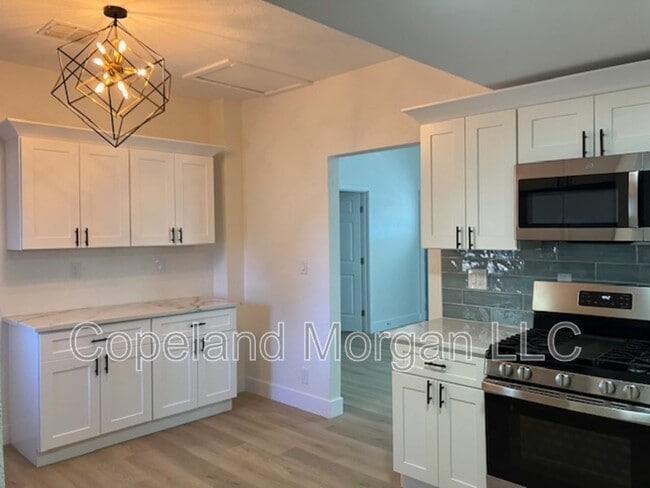 Building Photo - 1733 11th Ave N