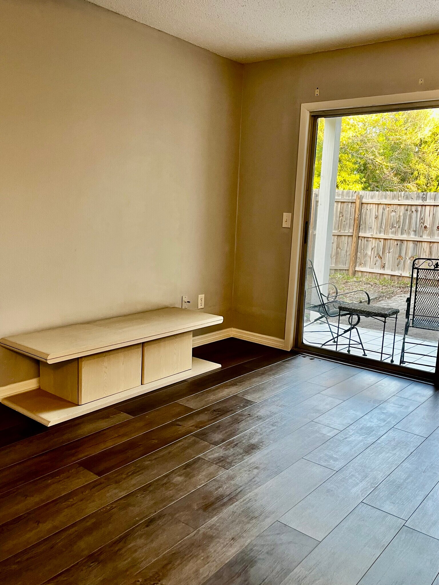 Building Photo - 144 Douglas Rd W