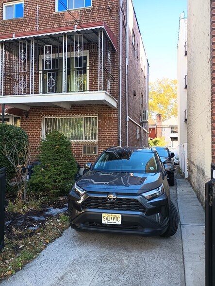 Driveway with access to backyard - 819 Brooklyn Ave