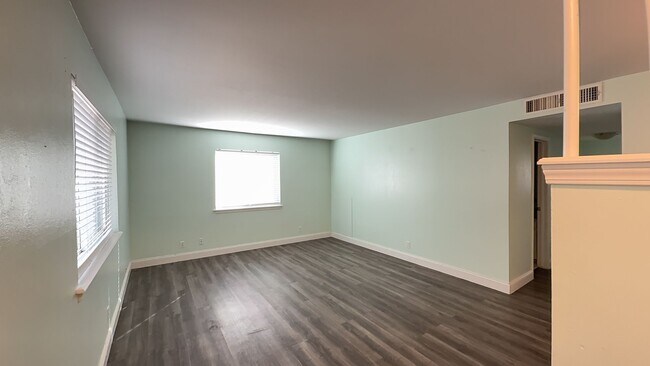 Building Photo - Welcome to your new charming 2 bed, 1.5 bath first floor condo!