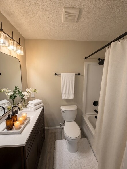 Primary bedroom bathroom - 16347 Park Ave SE