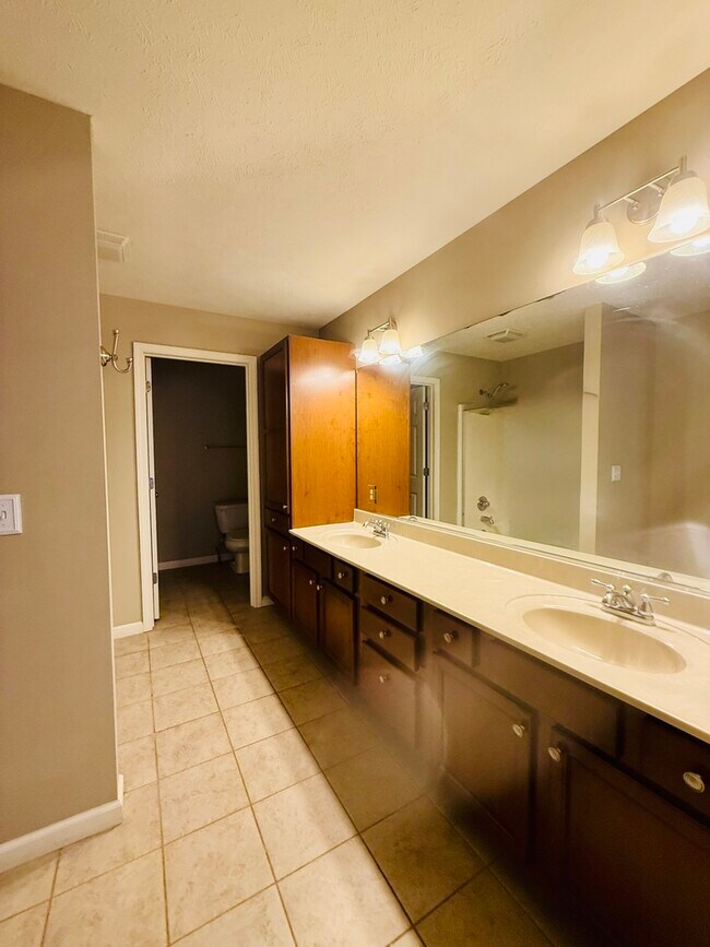 Building Photo - 1112 Ekstam Dr