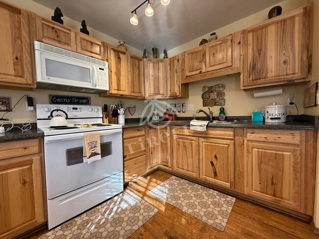 Building Photo - 2162 N Woods Dr