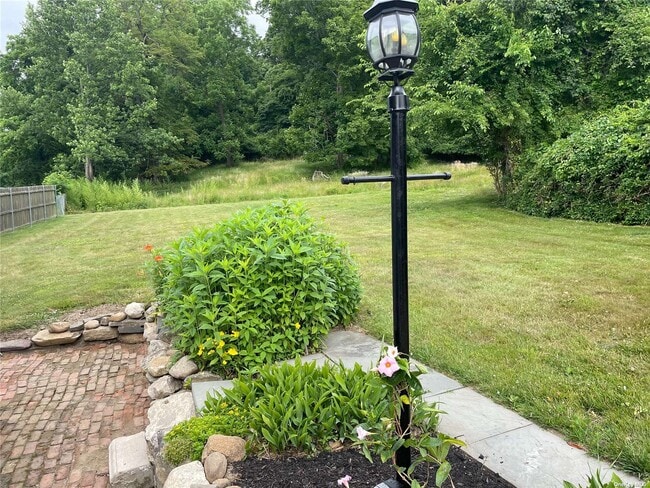 Building Photo - 23 Lloyd Harbor Rd