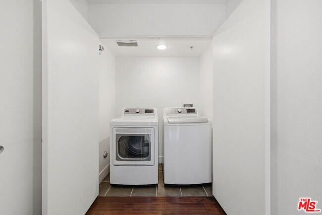 Building Photo - 5911 Saturn St