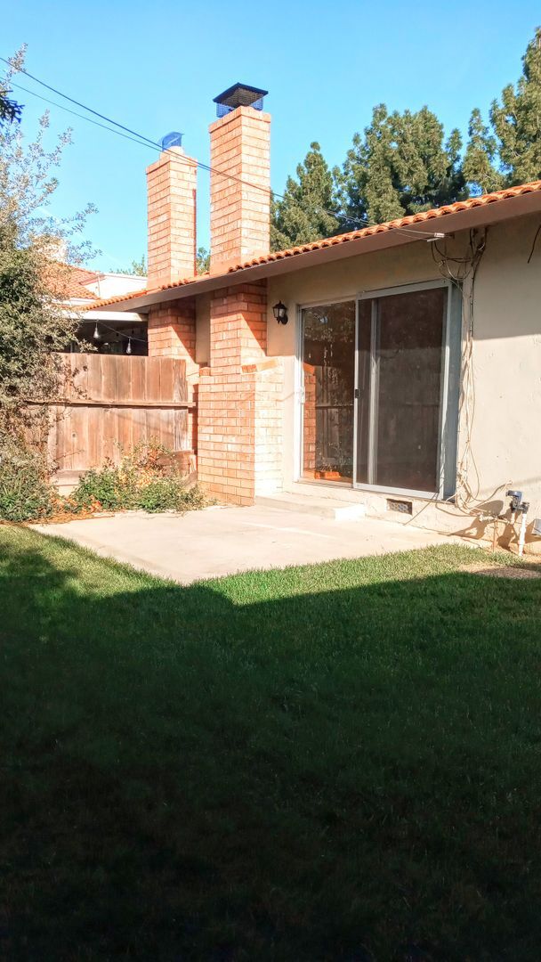 Building Photo - Charming 2bd Duplex With Private Yard & Garage
