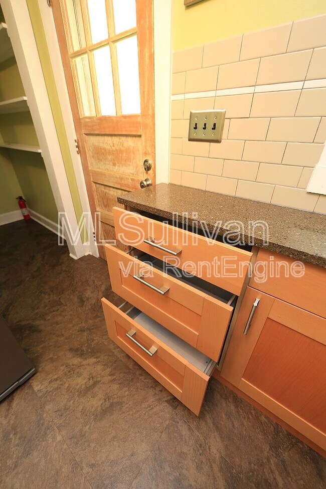 Building Photo - 2404 Farthing St