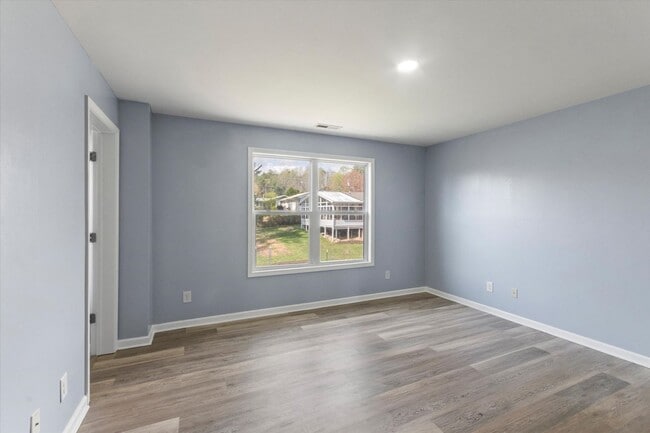 Building Photo - In Town Near The Bike Path