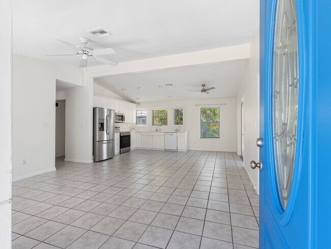 Building Photo - $500 OFF FIRST MONTHS RENT!