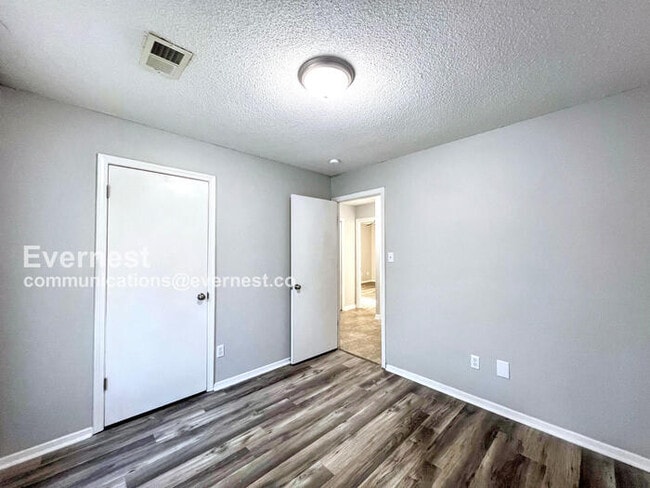 Building Photo - 6205 Somerset Cove