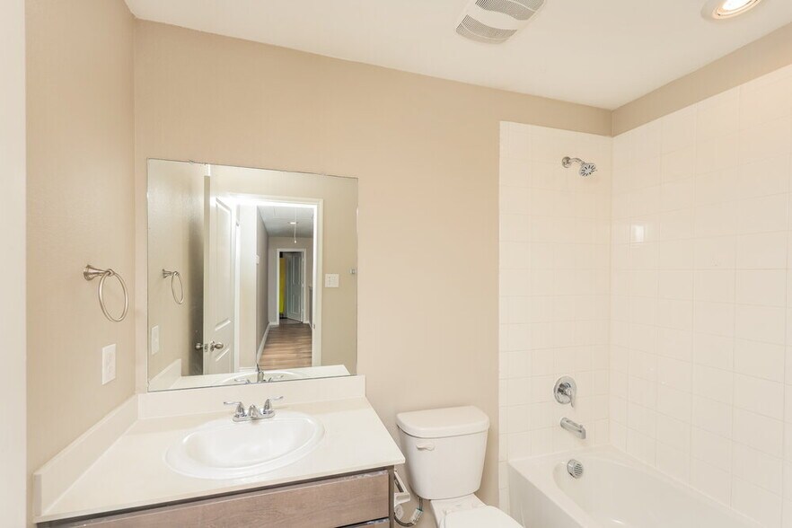 Building Photo - 2609 Hutchins Dr