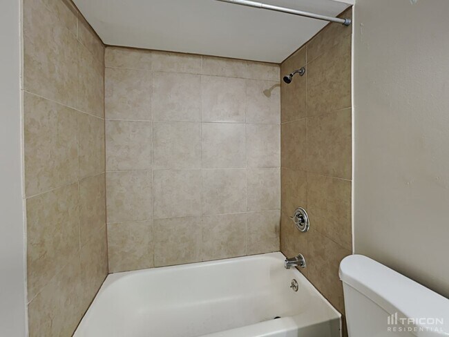 Building Photo - 1525 Guinevere Dr