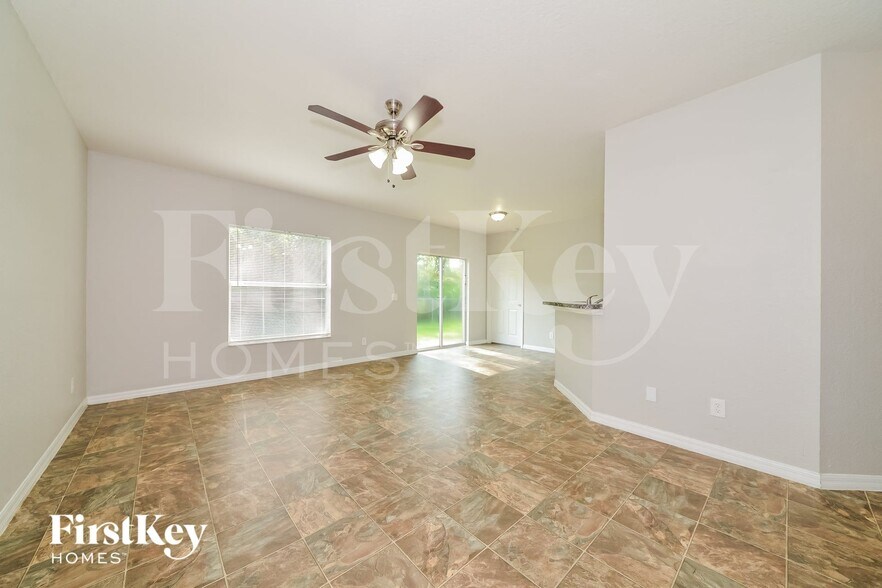Building Photo - 4448 N Biscayne Dr