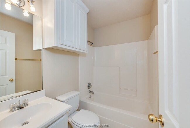 Building Photo - 906 Gardenia St