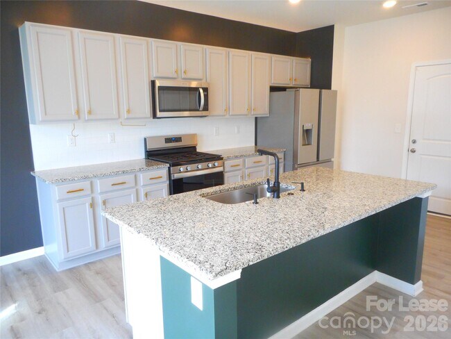 Building Photo - 3058 Eastcott Ave