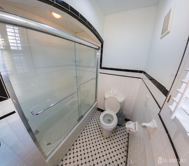 Building Photo - 15 Sedgwick St