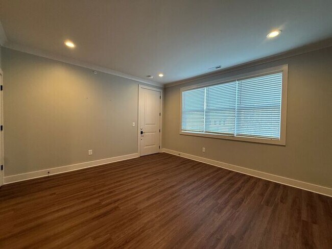 Building Photo - Modern 1 Bedroom Condo in the Heart of Melrose