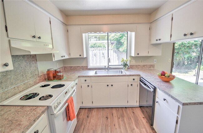 Building Photo - Desirable west side location! 2 bed/ 1.75 bath. Olympia school district