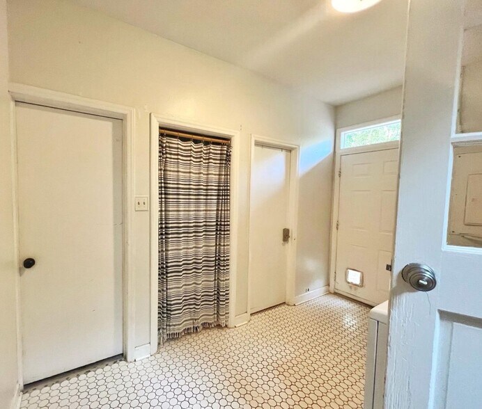 Building Photo - 525 Birnamwood Dr