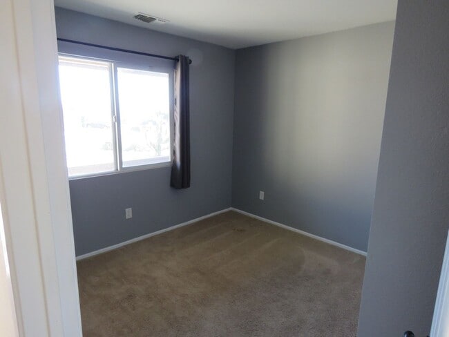 Building Photo - 5 Bedroom in quiet community!