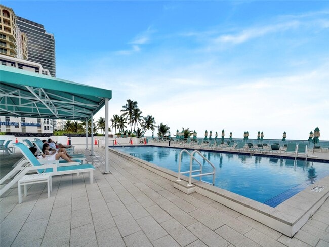 Building Photo - 3140 S Ocean Dr