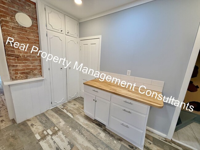 Building Photo - Updated  3 Br/ 2 Ba home in Kessler Park Area