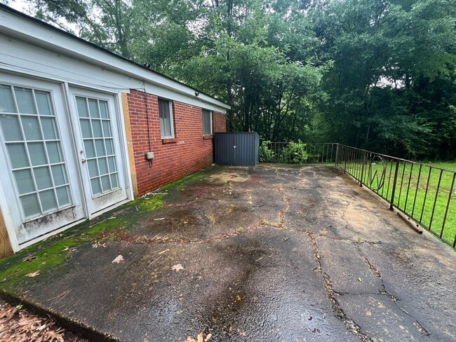 Building Photo - 4 bedroom  2 bathroom single family home