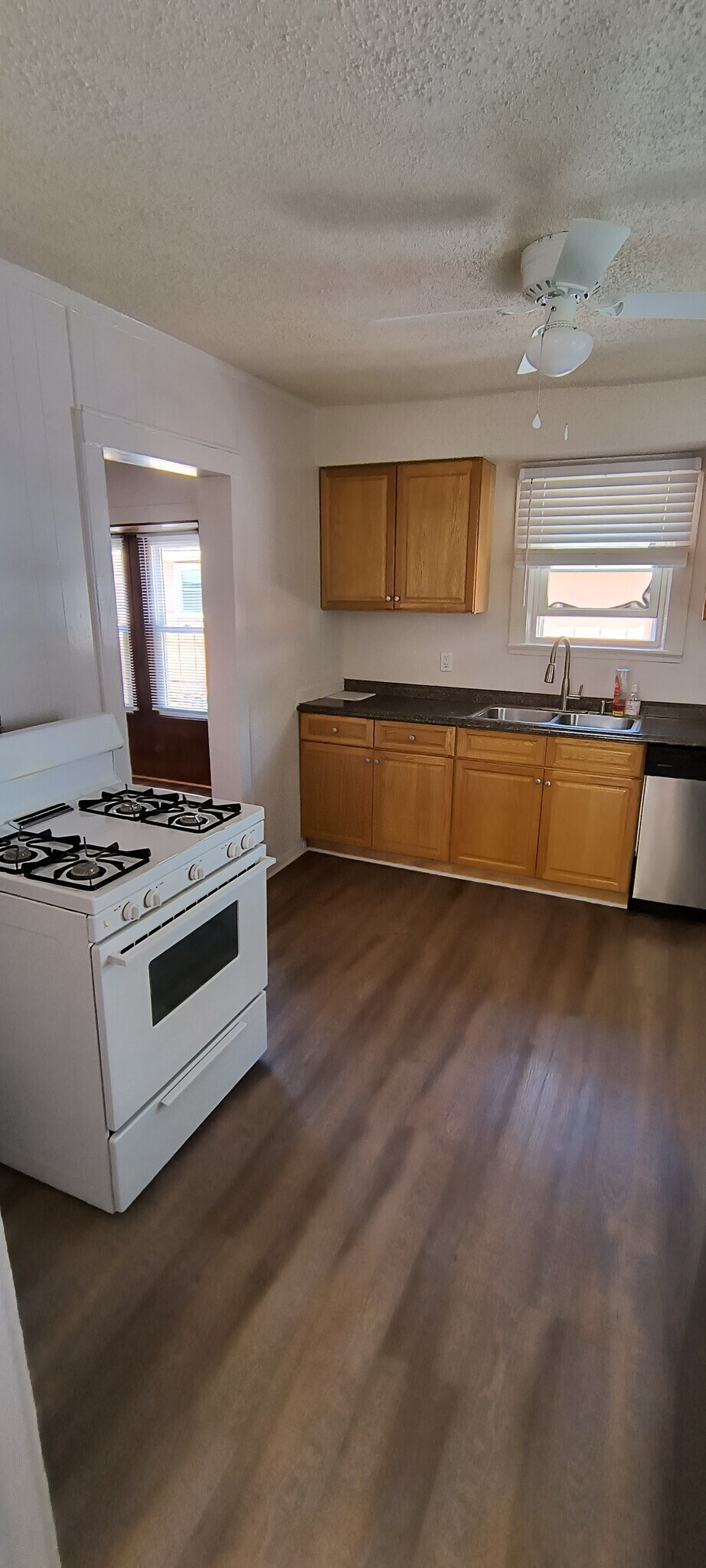 Kitchen with gas stove/oven - 4104 Elledge Dr