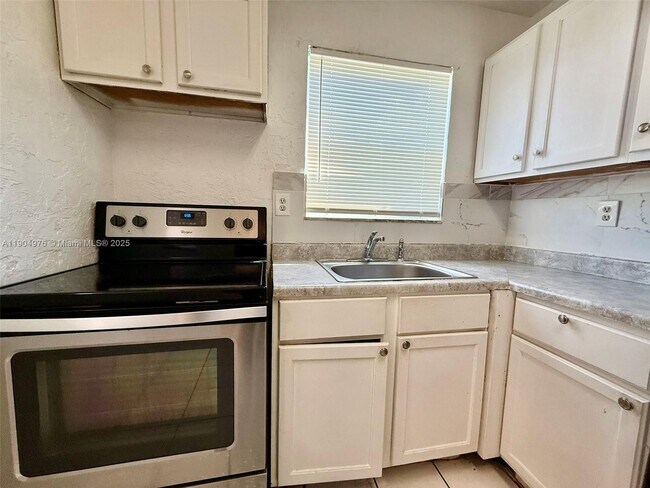 Building Photo - 1700 SW 44th Terrace