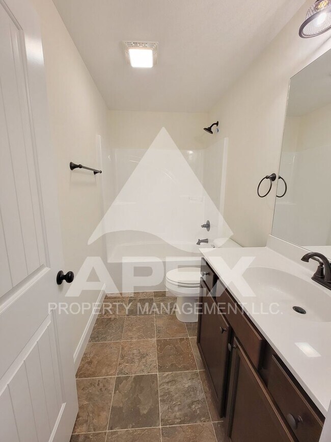 Building Photo - Beautiful  4 Bd 2.5 Ba Single Family home ...