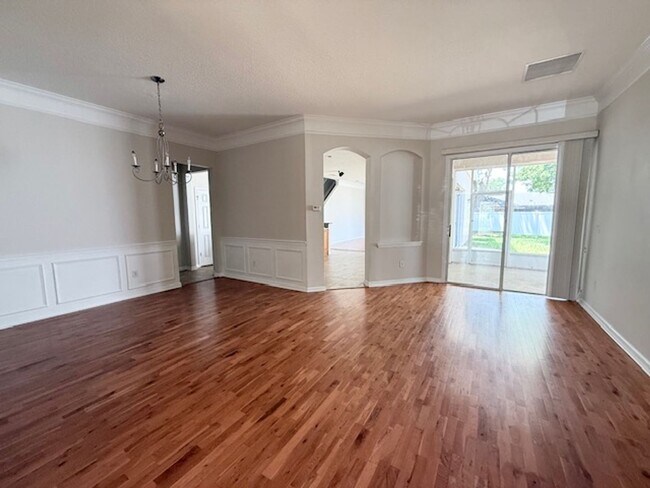 Building Photo - Spacious and well-appointed 4-bedroom, 3.5...