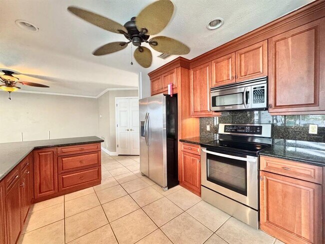 Building Photo - 6316 Lake Sunrise Dr