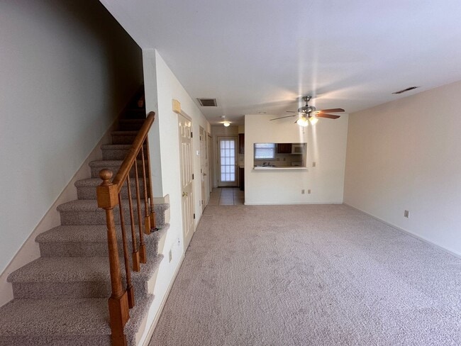 Building Photo - 2 Bed 2 Bath Townhouse