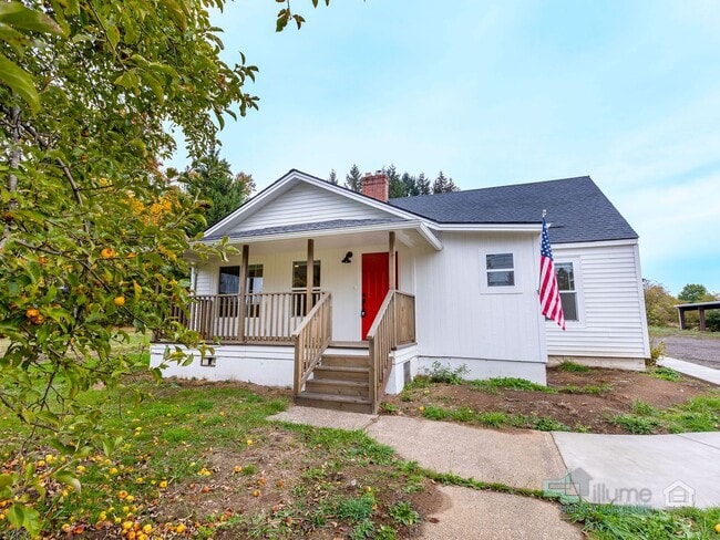 Building Photo - Beautifully Renovated furnished 3-Bedroom ...