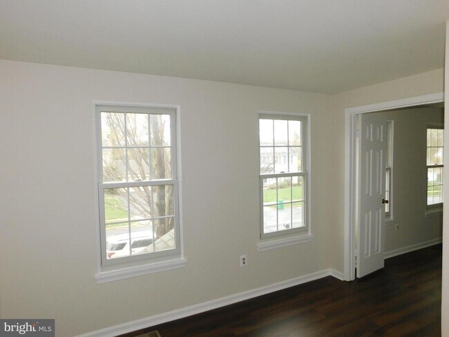 Building Photo - 916 Pointer Ridge Dr