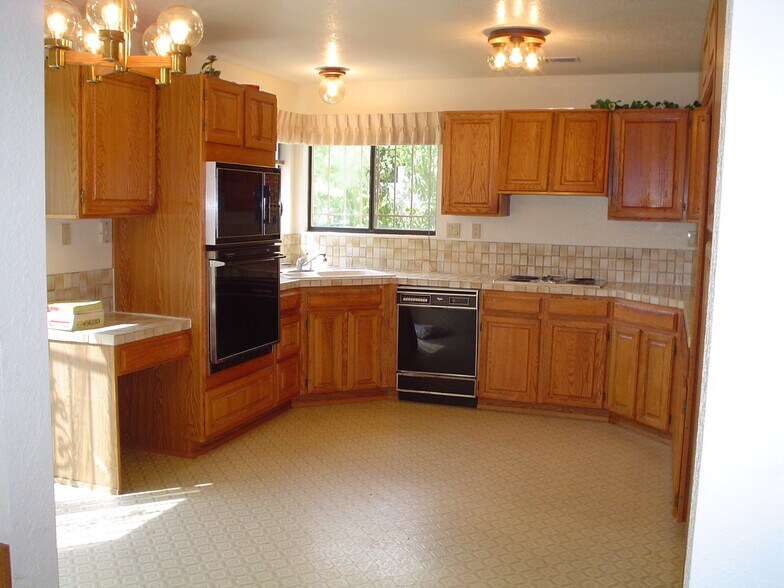 Building Photo - 5501 Vista Sandia NE
