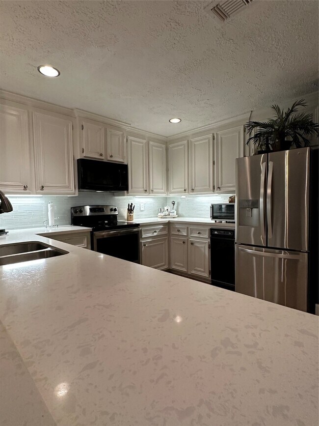 Building Photo - 3850 Knollcrest Dr