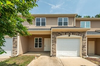 Building Photo - Gorgeous Townhome In Clayton!