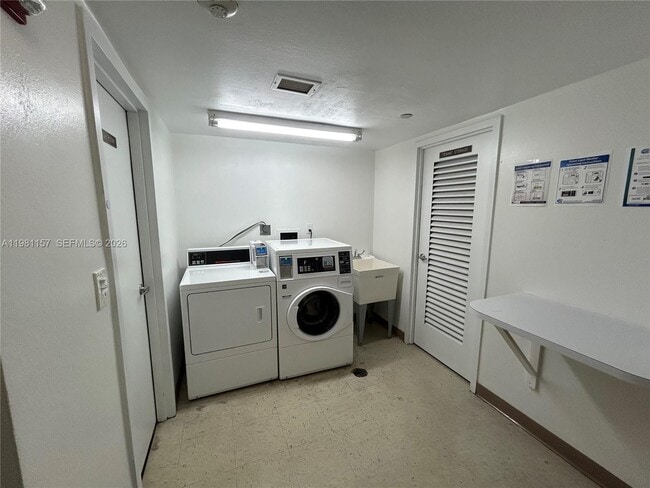 Building Photo - 20301 W Country Club Dr